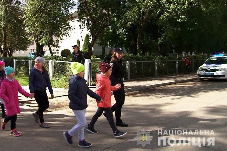 За безпеку дітей на дорозі відповідальні дорослі, – нагадують прикарпатські поліціянти (ФОТО)