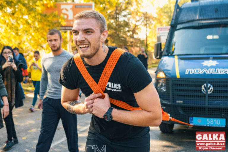 Коп-богатир. Франківський патрульний кілометр тягнув машину, вагою понад дві тонни (ФОТО, ВІДЕО)