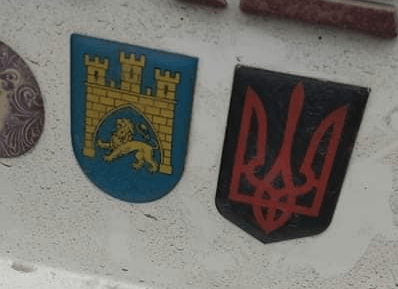 У Польщі порушили справу через наклейку з тризубом на автівці львів’янина