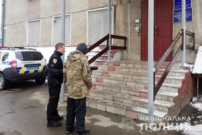 Двоє прикарпатців вночі обікрали магазин: винесли алкоголь і цигарки (ФОТО)
