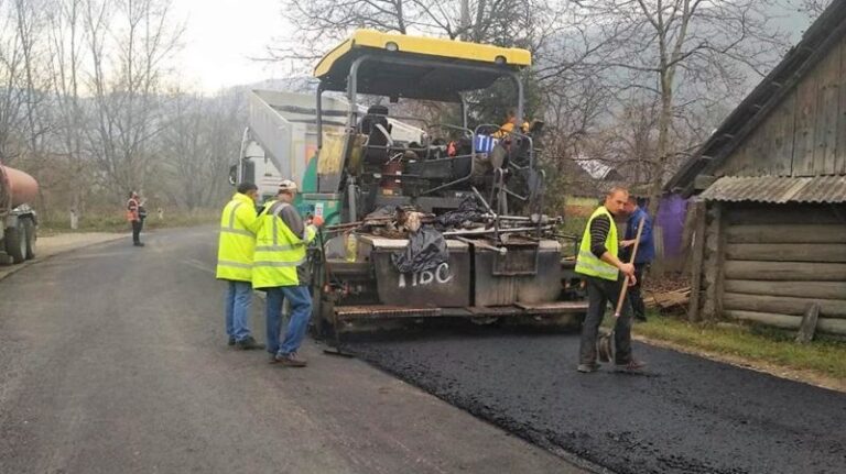 На Франківщині асфальтують дорогу регіонального значення (ФОТО)