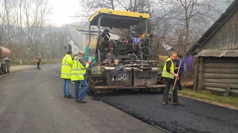 На Франківщині асфальтують дорогу регіонального значення (ФОТО)