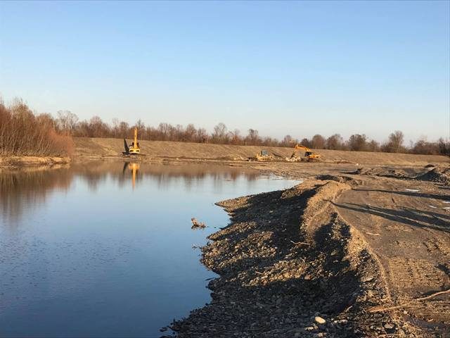 На Снятинщині відновлюють та укріплюють дамбу на річці Черемош (ФОТО)
