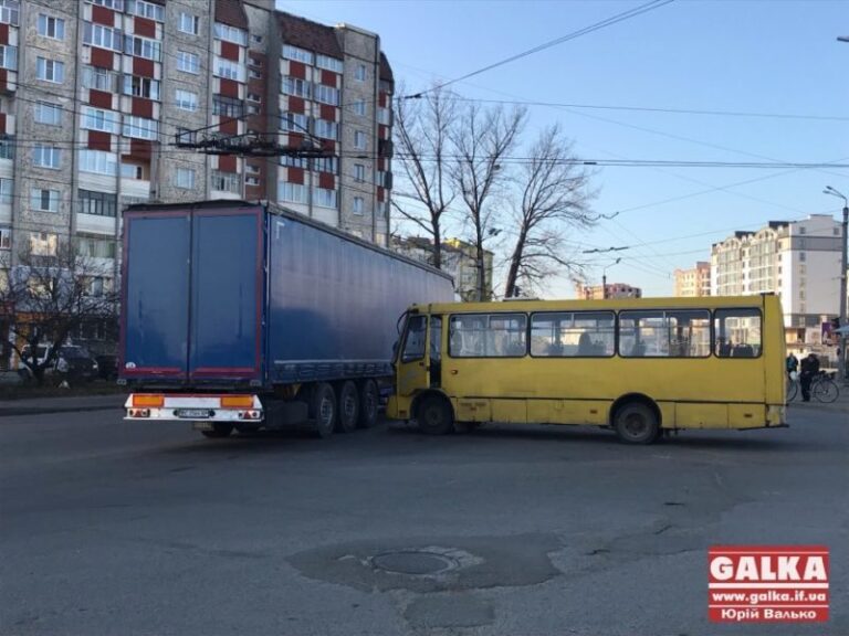 На Івасюка маршрутка врізалася у фуру, є травмовані (ФОТО, ВІДЕО)
