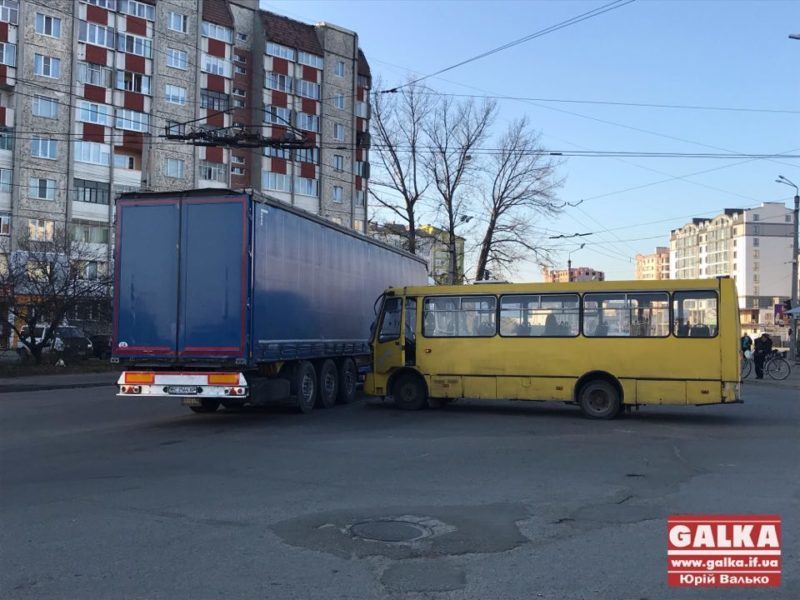 На Івасюка маршрутка врізалася у фуру, є травмовані (ФОТО, ВІДЕО)
