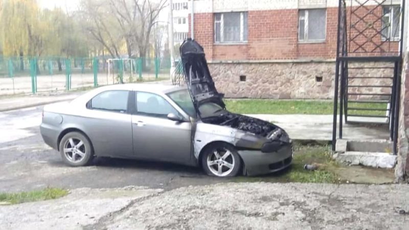 У Пасічній цієї ночі горіла Альфа Ромео на “євробляхах”, у Хриплині – Мерседес (ФОТО)
