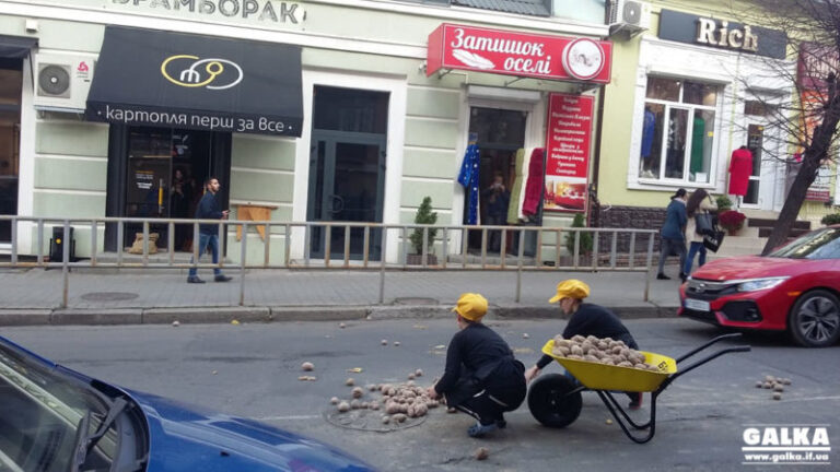 На Бельведерській у центрі міста – “картопляно”- транспортна пригода (ФОТО)