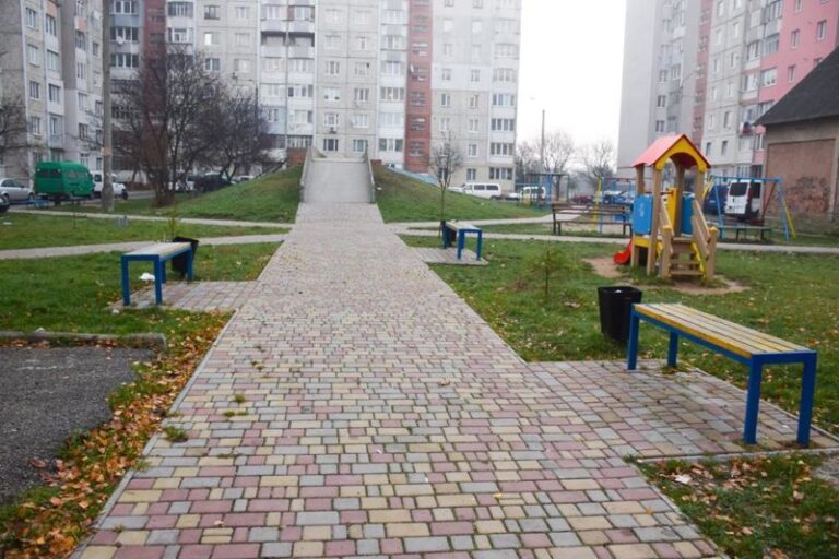 На Каскаді за майже шість мільйонів ремонтують один з найбільших дворів міста (ФОТО)