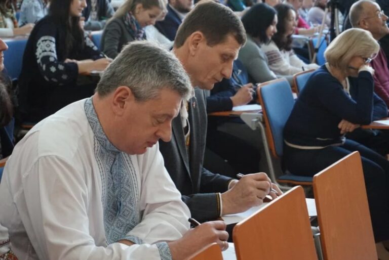 Знані люди Франківщини та молодь долучилися до національного диктанту єдності (ФОТО)
