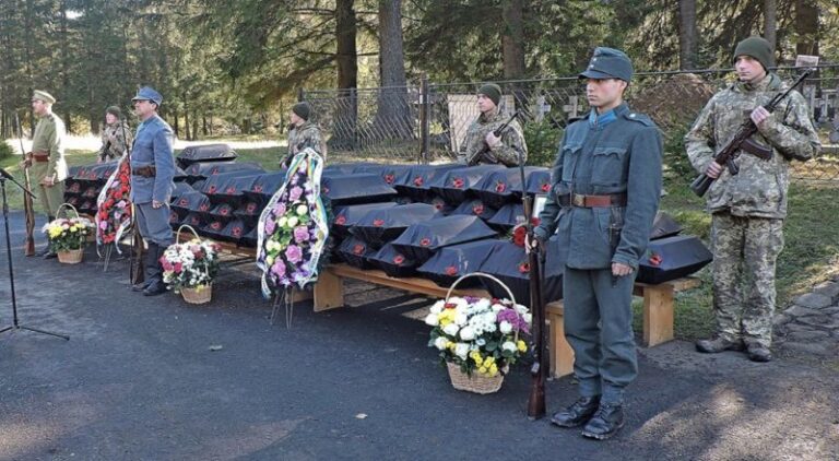 У прикарпатському селі перепоховали рештки воїнів, полеглих у Першій світовій (ФОТО)