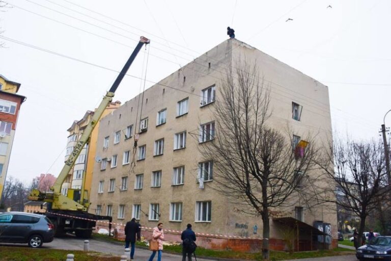 У військовому будинку на Коновальця облаштують новий дах (ФОТО)