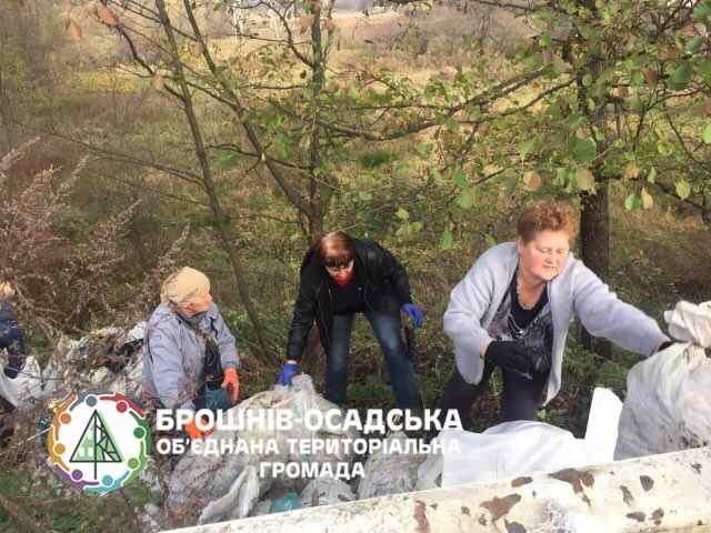На Прикарпатті безробітні прибирали вулиці та парк (ФОТО)