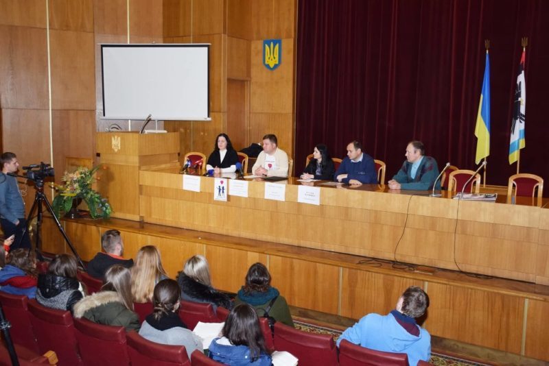 “Дивись серцем”. У Франківську обговорили проблеми незрячих людей (ФОТО)