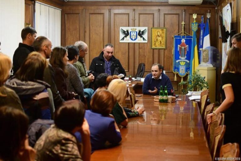 Комісія не змогла обрати нового директора франківської школи. Обурені батьки й учителі прийшли до Марцінківа (ФОТО)