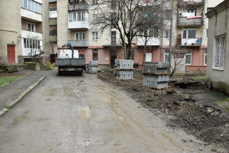 На Коновальця за два мільйони гривень ремонтують прибудинкову територію (ФОТО)