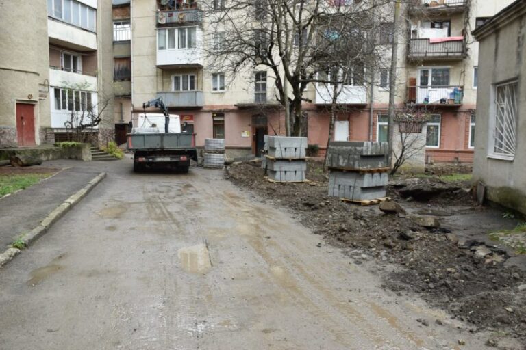 На Коновальця за два мільйони гривень ремонтують прибудинкову територію (ФОТО)