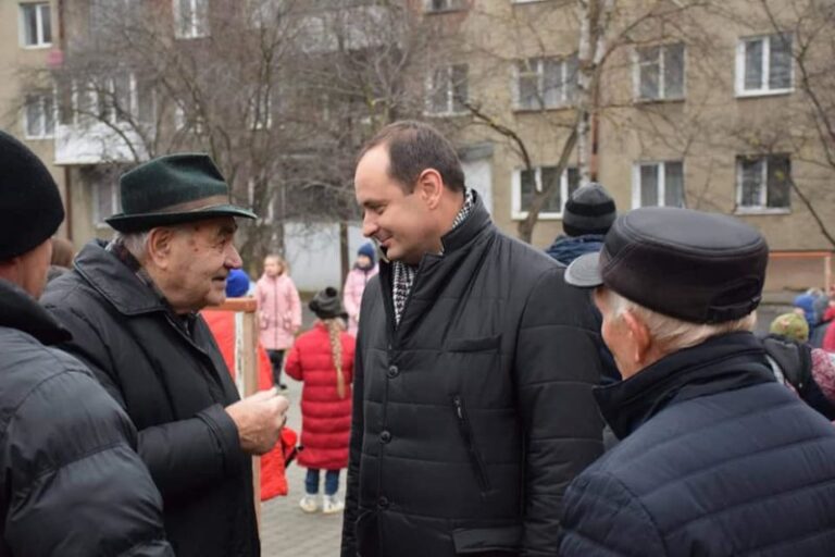 В Івано-Франківську відкрили відремонтований двір (ФОТО)