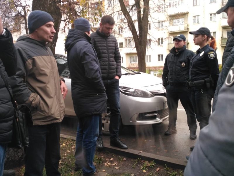 Блокувальники франківської митниці прийшли до керівництва – на роботі начальника не застали (ФОТО)