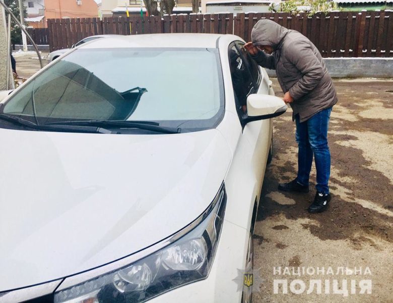 На Франківщині спіймали чоловіка, який періодично обкрадав автомобілі (ФОТО, ВІДЕО)