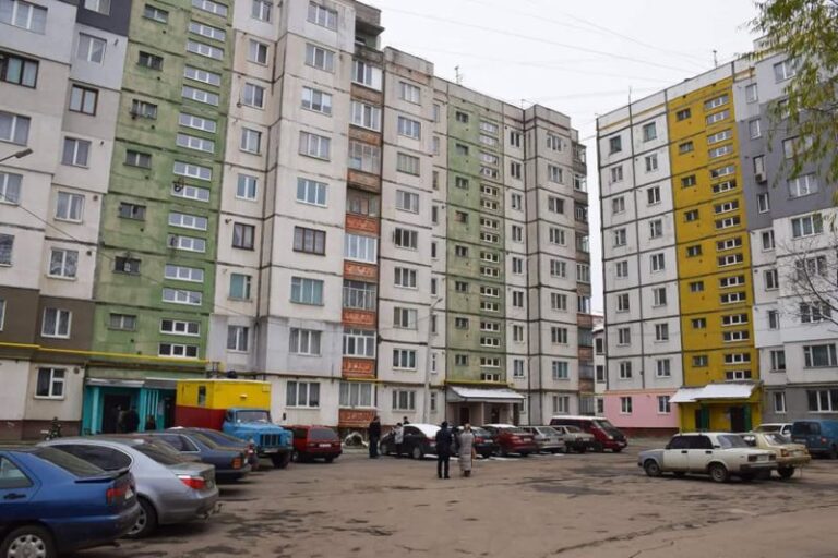 У найбільшому франківському будинку замінили вікна (ФОТО)