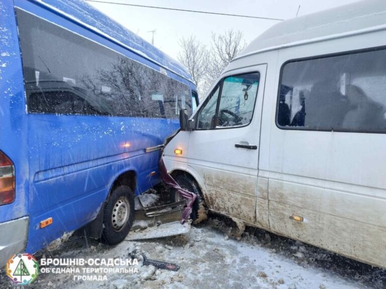 На Рожнятівщині вранці зіткнулися маршрутка, фургон та мінівен (ФОТО, ОНОВЛЕНО)