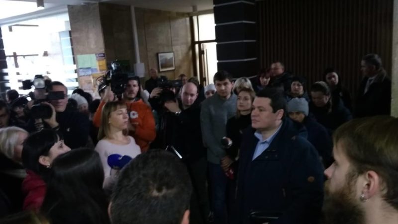 Незадоволені батьки опришівецької школи вимагають у влади змінити директора (ФОТО, ВІДЕО)