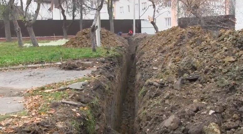 На Прикарпатті хлопчик провалився у двометрову яму (ВІДЕО)