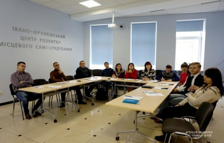Представників прикарпатських ОТГ навчали використовувати стратегічні комунікації (ФОТО)