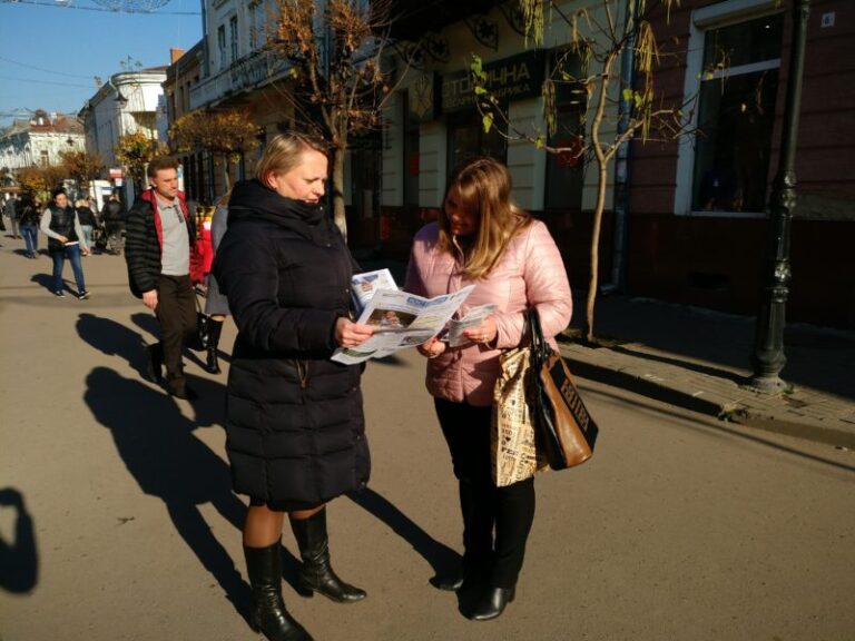 У Коломиї перехожим розповідали про їхні права (ФОТО)