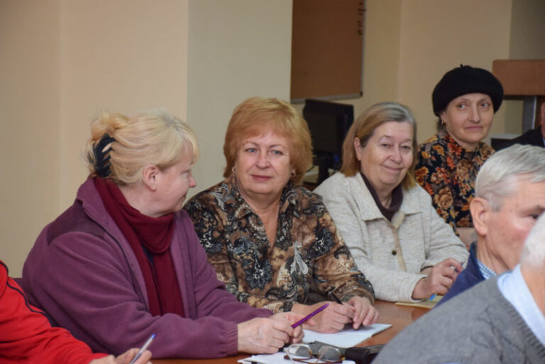 Як франківські пенсіонери комп’ютер опановують (ФОТО)
