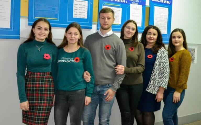 Франківські студенти провели акцію “Мак пам’яті”. Зібрані кошти використають на впорядкування військового поховання