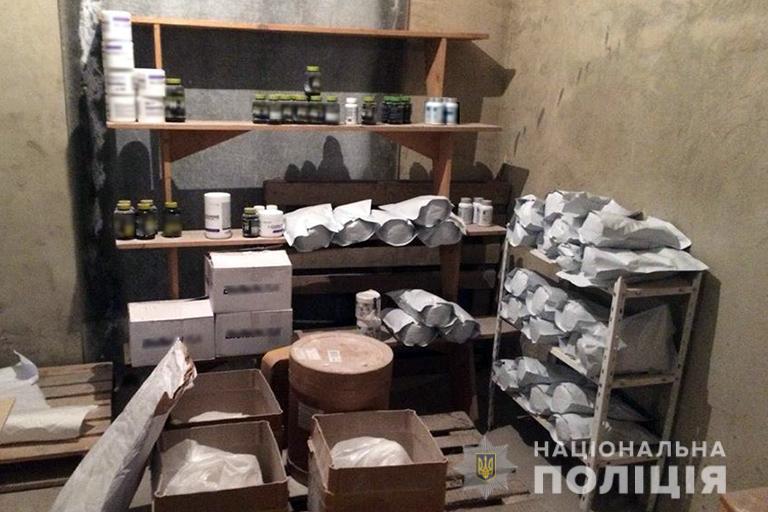 Шестеро прикарпатців через інтернет продавали фальсифіковане спортивне харчування (ФОТО)