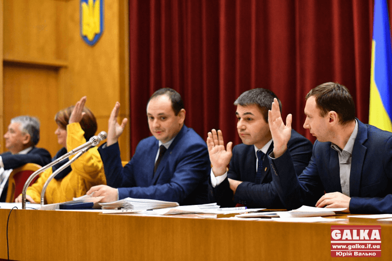 На скандальній ділянці біля озера влада встановлює капличку ПЦУ (ВІДЕО, ФОТО)