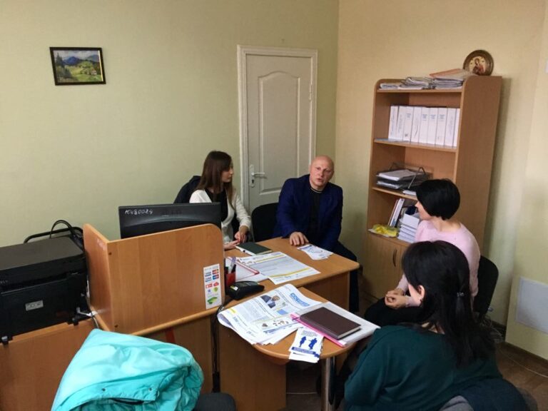 На Прикарпатті громадянам розповідали про їхні права (ФОТО)