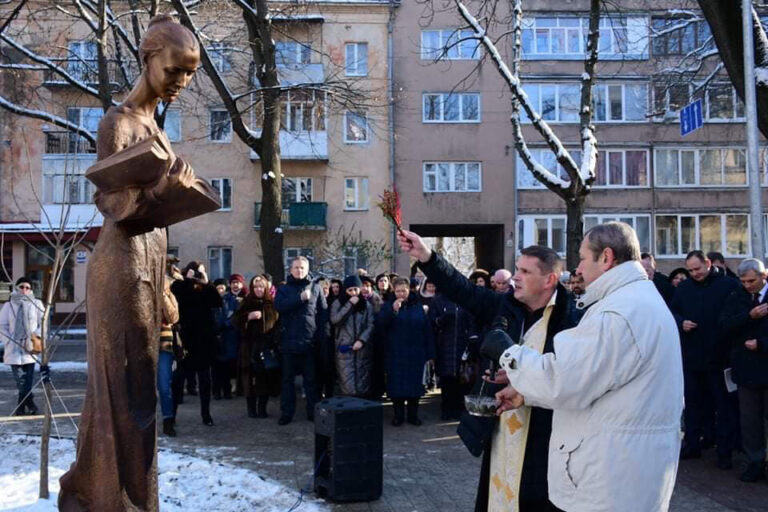 У Франківську урочисто відкрили новий сквер (ФОТО)
