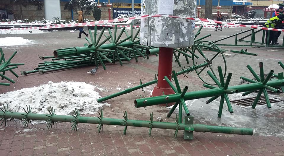 В Івано-Франківську почали монтувати головну новорічну ялинку (ФОТОФАКТ)