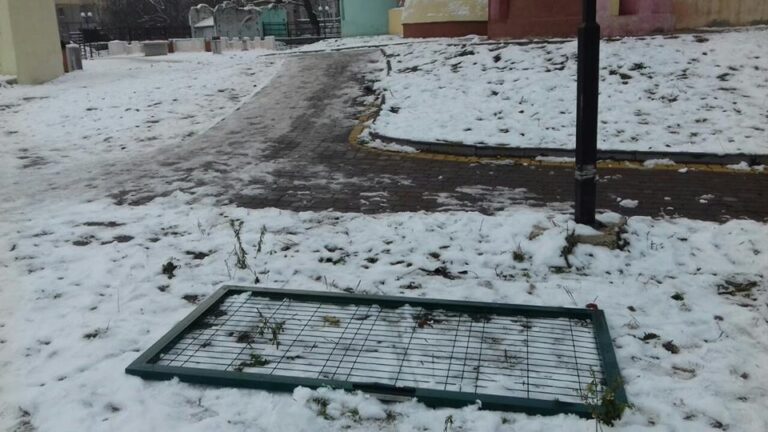 Вандали знесли металеву огорожу багатостраждального майданчика “Фортеця” (ФОТОФАКТ)
