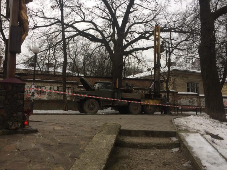 Поблизу палацу Потоцьких досліджують грунти (ФОТОФАКТ)