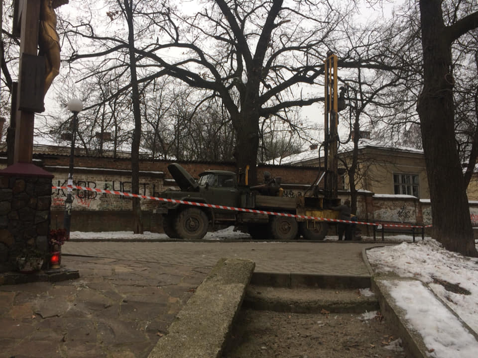 Поблизу палацу Потоцьких досліджують грунти (ФОТОФАКТ)