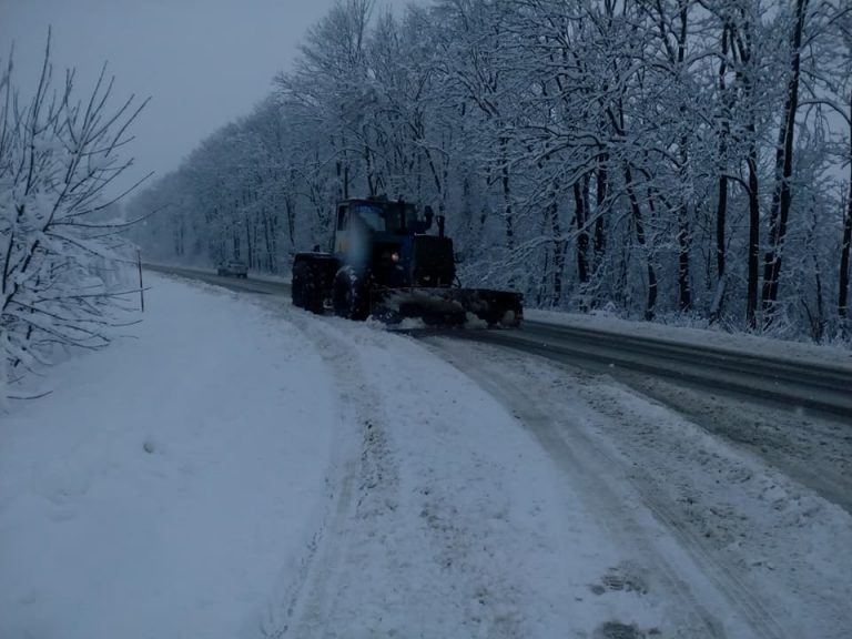 Водіїв просять бути уважними на дорогах – можлива ожеледиця та мокрий сніг