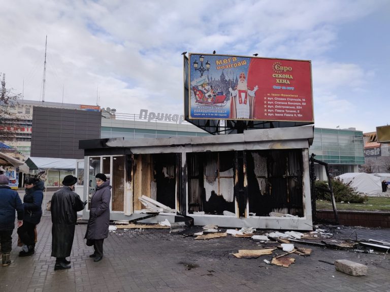 Раптово з’явився, раптово згорів. Поблизу ЦУМу вогонь знищив щойно встановлений “пластиковий” магазин (ФОТОФАКТ)
