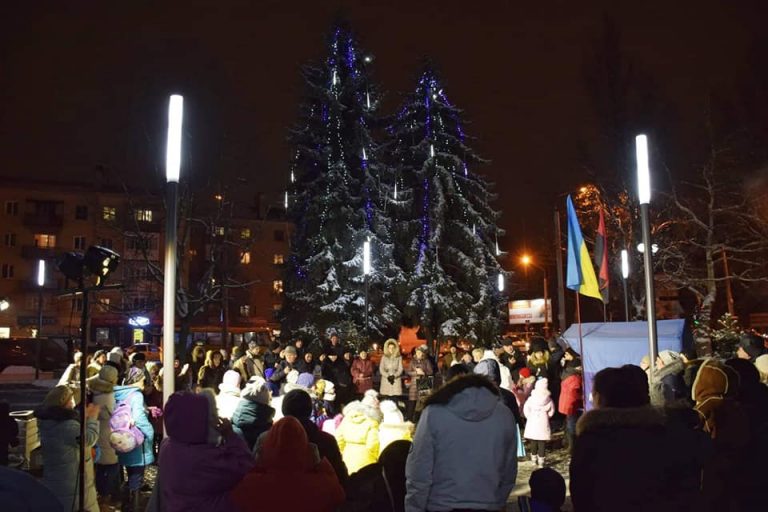 На Галицькій засяяла новорічна ялинка (ФОТО)