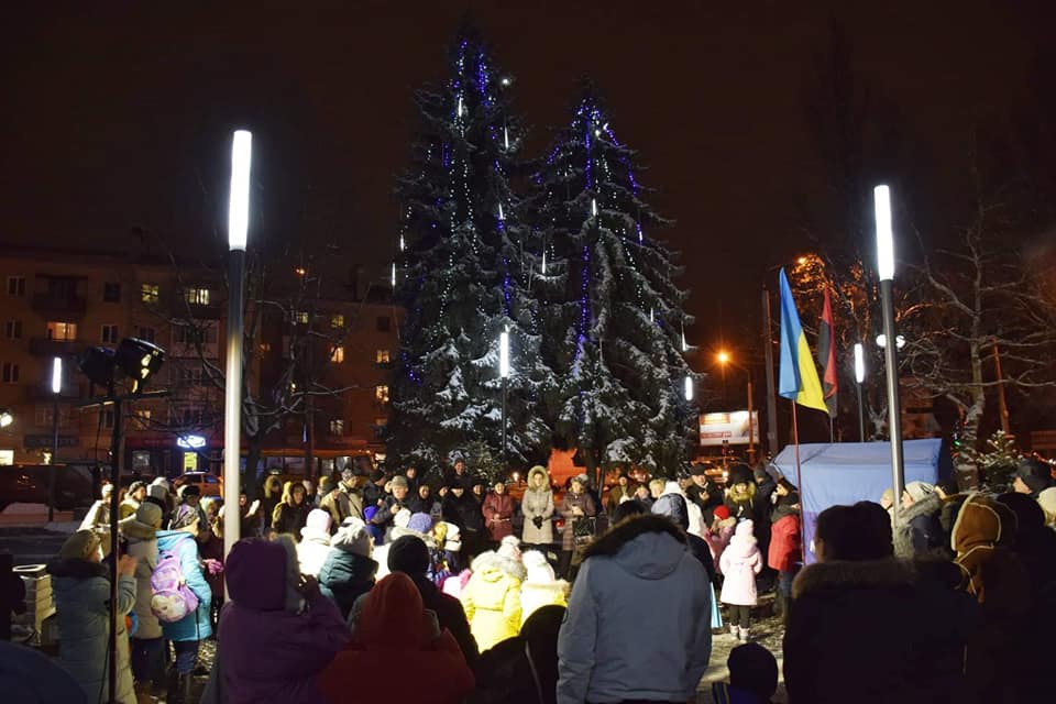 На Галицькій засяяла новорічна ялинка (ФОТО)
