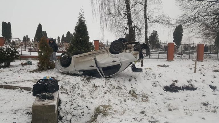 Дякуючи паску безпеки я жива, – через негоду авто калушанки опинилося на даху (ФОТО)