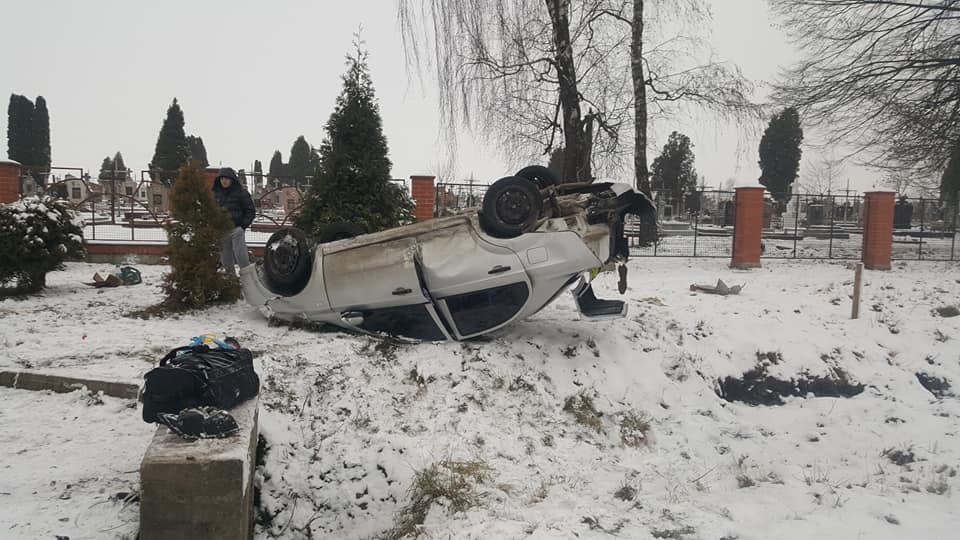 Дякуючи паску безпеки я жива, – через негоду авто калушанки опинилося на даху (ФОТО)