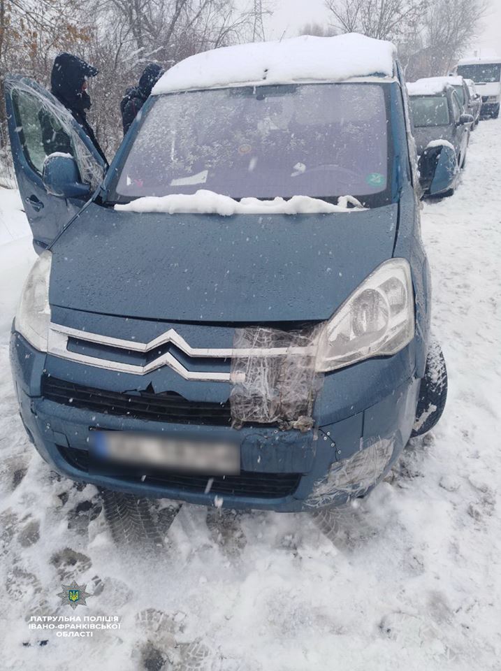 У Франківську нетверезий водій заблокував в’їзд на митницю (ФОТО)