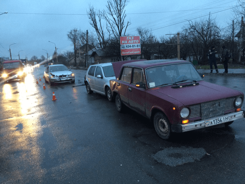 На Коновальця дуже п’яний водій на “єврономерах” спричинив потрійну ДТП (ФОТОФАКТ)