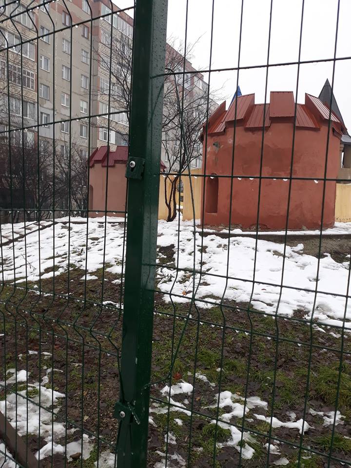 Вандали знову зламали огорожу майданчика “Фортеця” (ФОТО)