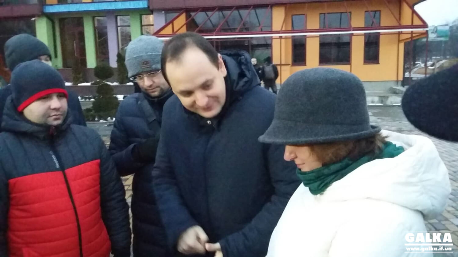 На скандальній зеленій ділянці біля озера мер і депутати влаштували прийом громадян (ФОТО, ВІДЕО)