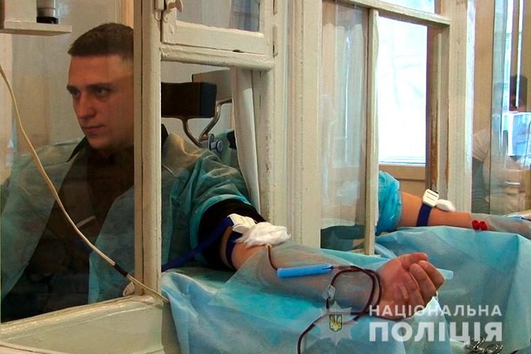 Поліціянти Франківщини здали кров для 9-річного хлопця, котрий бореться з раком (ФОТО)